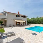 Holiday House Iris With Private Pool