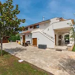 Holiday House Iris With Private Pool