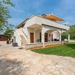Holiday House Iris With Private Pool
