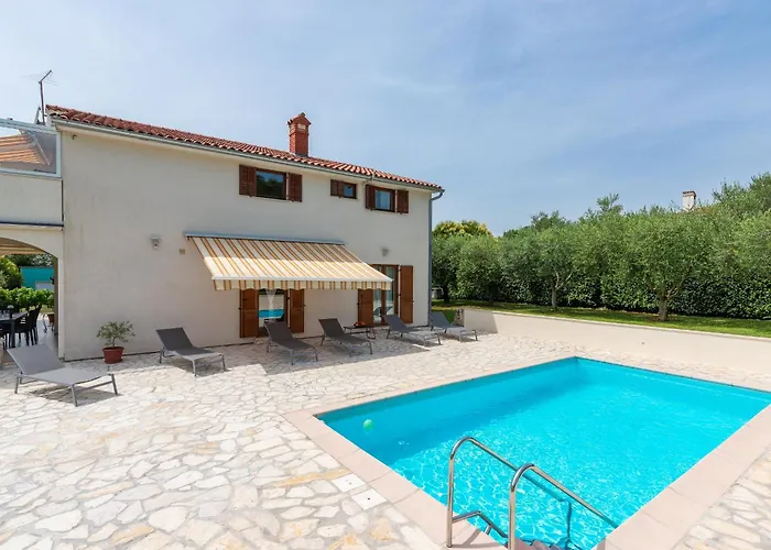 Holiday House Iris With Private Pool