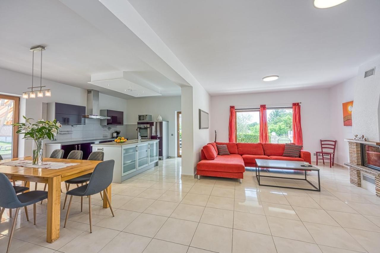 House Iris With Private Pool Villa