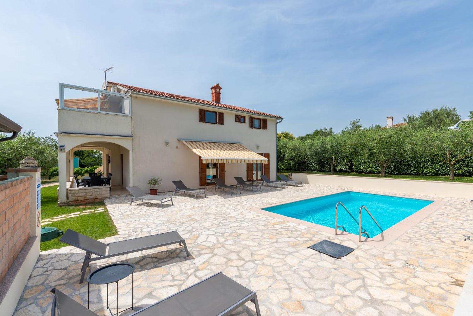 House Iris With Private Pool