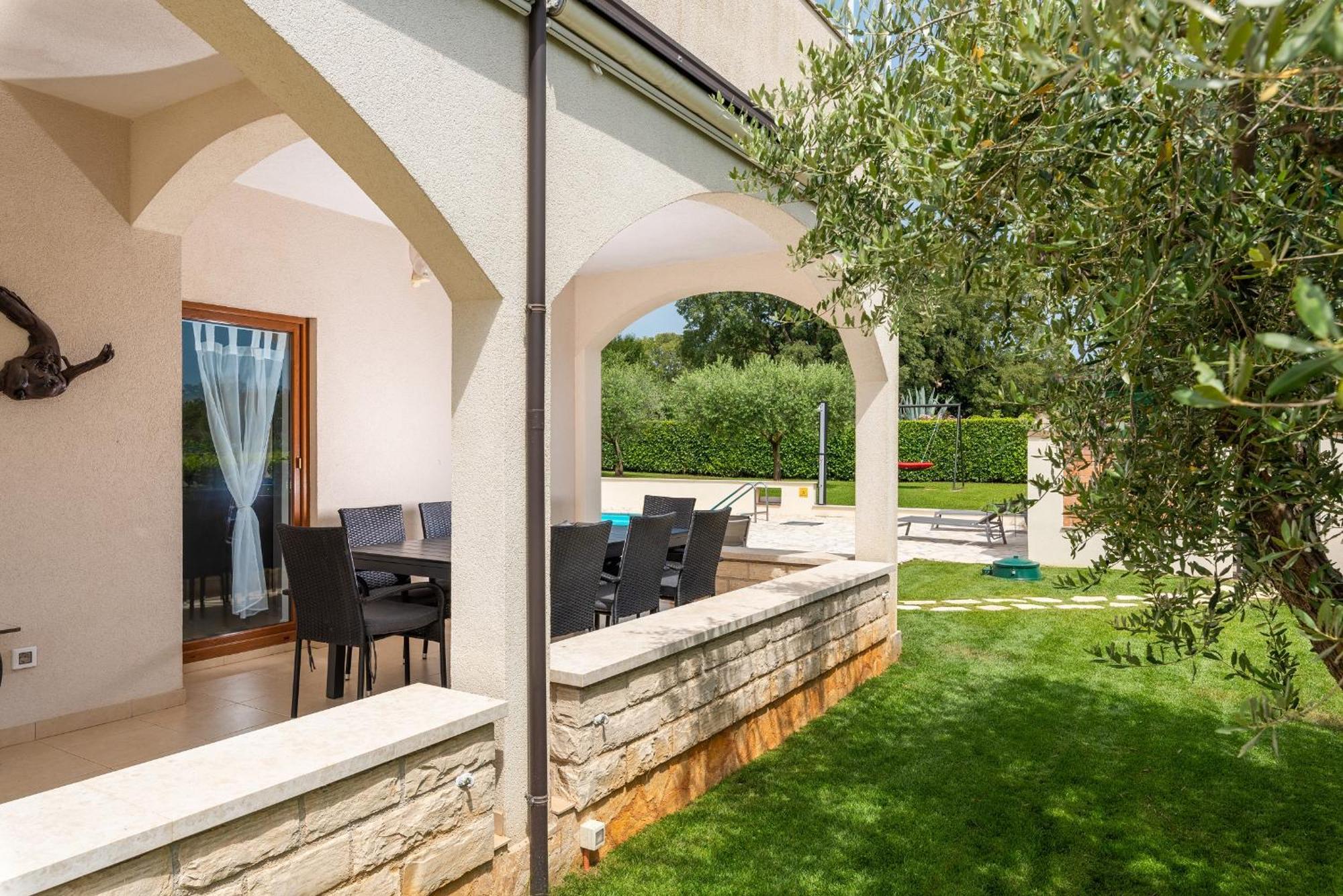 House Iris With Private Pool